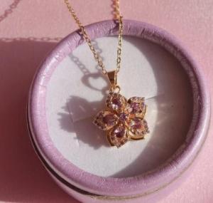 A fashionable and simple copper accessory necklace