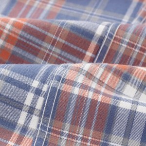 Homens de poliéster usam camisas