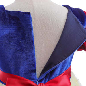 Um vestido de algodão elegante e bonito para crianças
