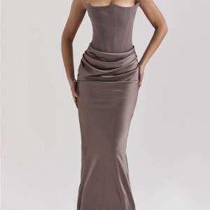 Vestido slim feminino em poliéster