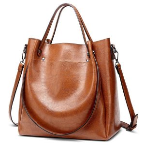 Uma bolsa de couro artificial simples para viagens