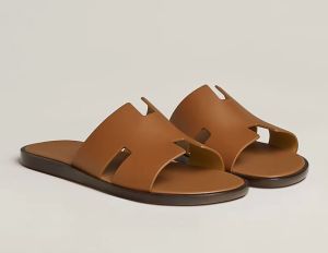 Sandálias de praia masculinas em couro de cor sólida.