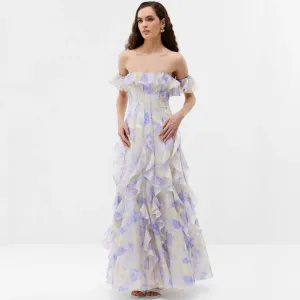 Abaixo do ombro, um vestido de suspensão de saia grande