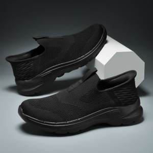 Passando nos sapatos de tecido de mulheres cinzentos 38