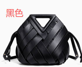 Bolsa transversal tipo saco em PU com alças triangulares largas e alça de ombro fina ajustável.